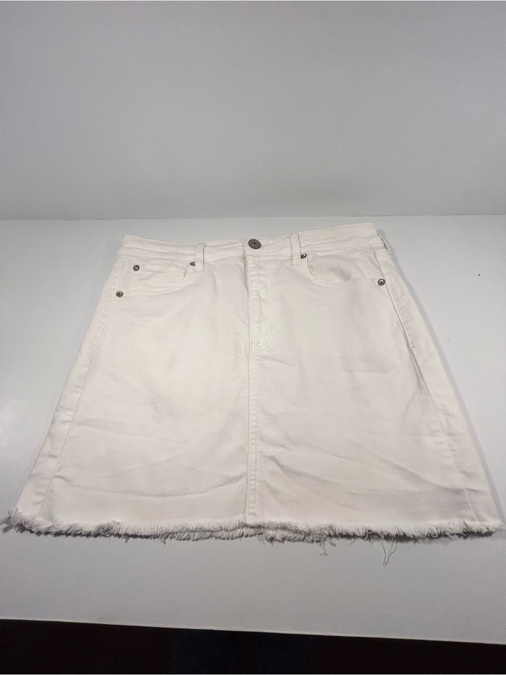 American Eagle Hi Rise Mini White Jean Skirt Women’s 14 Raw Frayed Hem Stretch